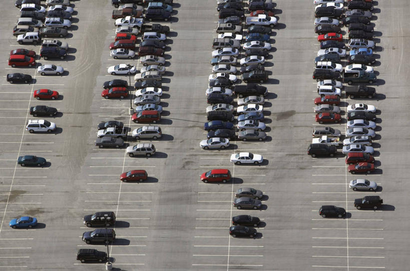 无人,停车场,竖图,俯视,航拍,室外,白天,度假,美景,城市风光,城市,汽车,一排,许多,阴影,整齐,并列,并排,光线,影子,景观,很多,娱乐,车,排列,泊车,停车,阳光,交通工具,轿车,享受,休闲,景色,放松,鸟瞰,队列,载具,平行,彩图,高角度拍摄,泊车场