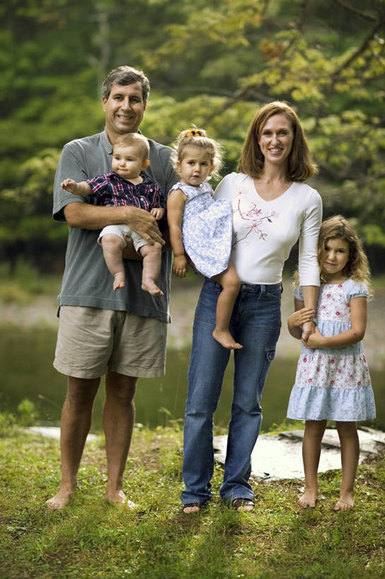 西方人,儿童,家庭,站,握手,抱,竖图,室外,白天,正面,裙子,草地,草坪,湖,湖泊,水,植物,欧洲,欧洲人,五个人,阴影,连衣裙,短裤,服装,裤子,光线,影子,湖面,水流,水面,许多人,牛仔裤,休闲装,草,树,树木,小孩,衣服,绿色,阳光,自然,湖水,站着,一群人,休闲,温暖,温馨,一家人,休闲服,服饰,生长,成长,抱着,和睦,搂着,赤足,男孩,男人,男性,女孩,女人,女性,白种人,搀手,怀抱,拉手,搂,搂抱,手搀手,手拉手,手牵手,手握手,相抱,拥抱,站立,彩图,全身,融洽,男生,女生