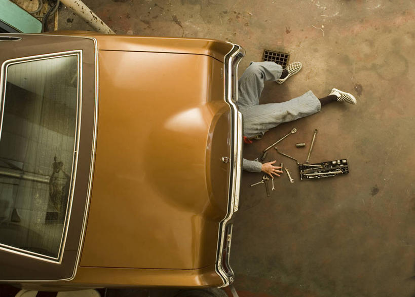 西方人,腿部,腿,一个人,修理工,躺,横图,俯视,室内,白天,工作服,汽车,欧洲,欧洲人,仅一个男性,仅一个人,阴影,光线,工具,影子,车,仅一个年轻男性,交通工具,轿车,扳手,修理,载具,扳头,补缀,卧着,男人,男性,年轻男性,白种人,躺着,卧,半身,彩图,高角度拍摄