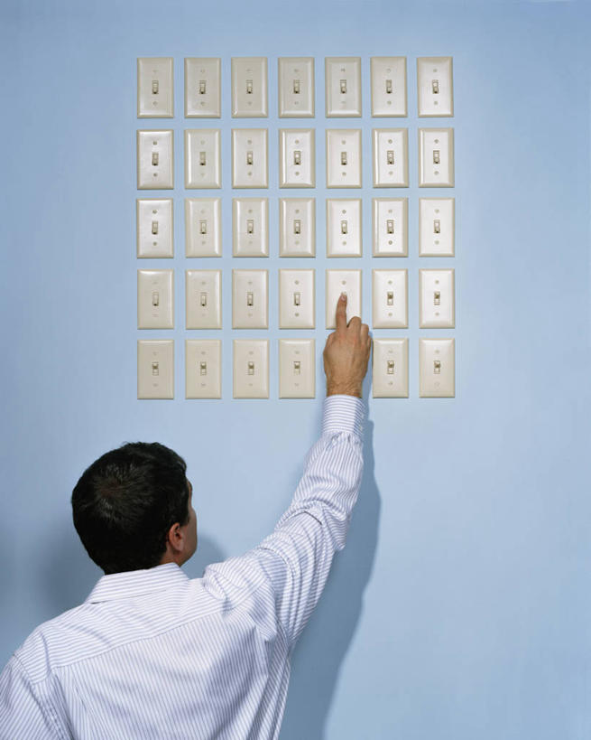 西方人,头发,一个人,商务人士,商务男性,站,举,摸,竖图,室内,白天,衬衫,零件,电路,欧洲,欧洲人,仅一个男性,仅一个人,一排,许多,抚摸,关闭,阴影,套装,整齐,光线,影子,很多,方向,开关,排列,仅一个年轻男性,背面,白色,黑色,按钮,打开,托,站着,开启,队列,商务装,工薪阶层,目的,闭合,偏向,标的,男人,男性,年轻男性,白种人,白领,上班族,触摸,接触,举起,举手,举着,向上举,向上伸,向上托,站立,半身,彩图,衬衣,短发