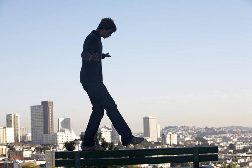 西方人,儿童,一个人,高楼大厦,走,伸展双臂,横图,全景,室外,白天,侧面,纯洁,办公楼,天际线,大厦,建筑,摩天大楼,写字楼,椅子,欧洲,欧洲人,仅一个男性,仅一个人,阴影,服装,光线,影子,木椅,注视,休闲装,小孩,衣服,蓝色,蓝天,天空,阳光,楼宇,天,观察,看,仅一个小孩,休闲,休闲服,商务楼,可爱,平衡,童年,童趣,服饰,晴朗,观看,察看,关注,童真,烂漫,无邪,万里无云,均衡,天真,男孩,男人,男性,白种人,孩子,晴空,晴空万里,步行,敞开双臂,散步,伸开双臂,展开双肩,张开手臂,张开双臂,走路,彩图,全身,大楼,高层建筑,高楼,摩天楼,男生