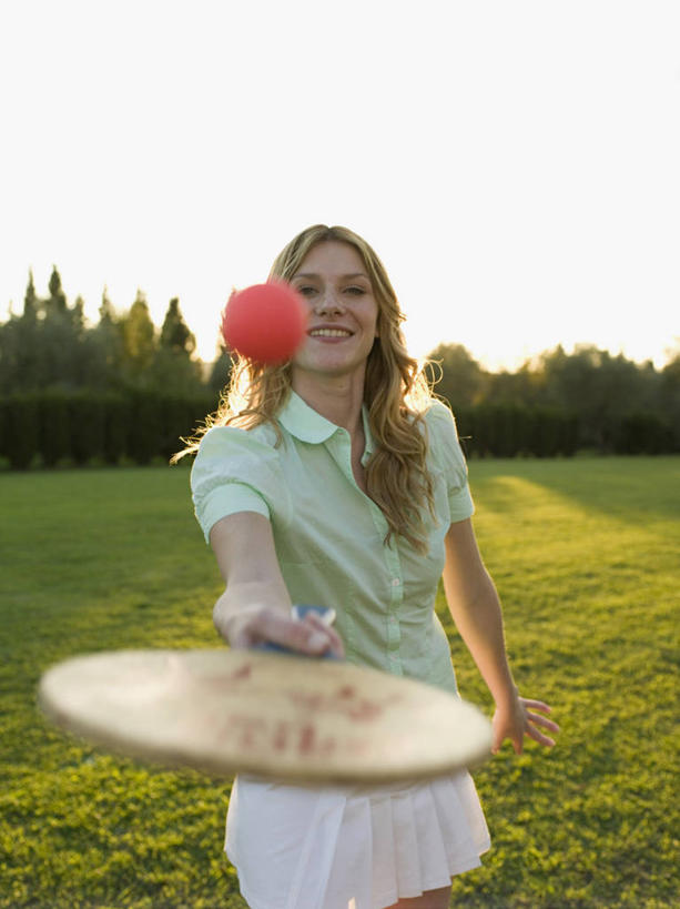 西方人,一个人,站,笑,微笑,露齿笑,竖图,室外,白天,正面,锻炼,旅游,度假,游戏,运动,草地,草坪,植物,玩具,欧洲,欧洲人,仅一个年轻女性,仅一个女性,仅一个人,握,阴影,服装,朦胧,模糊,光线,影子,拿,玩,拿着,休闲装,娱乐,球,草,树,树木,一个,衣服,红色,蓝色,绿色,蓝天,天空,阳光,自然,天,站着,享受,休闲,休闲服,放松,益智,拍,握着,服饰,生长,晴朗,单个,成长,活动,发泄,消遣,智力,室外运动,拍子,户外运动,万里无云,宣泄,年轻女性,女人,女性,白种人,晴空,晴空万里,玩耍,嬉戏,站立,半身,彩图,健身