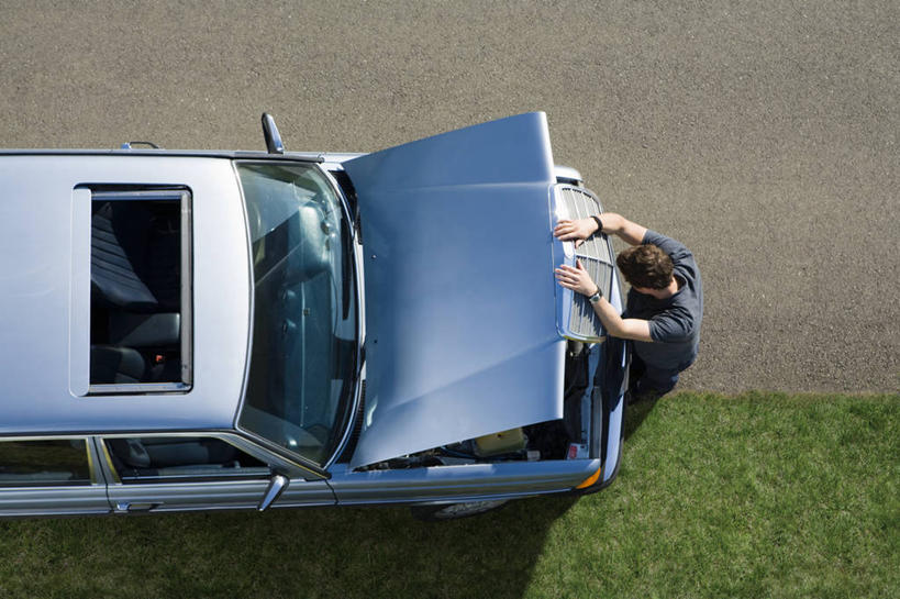 西方人,一个人,站,横图,俯视,室外,白天,草地,草坪,植物,汽车,欧洲,欧洲人,仅一个男性,仅一个人,一辆,阴影,服装,朦胧,模糊,时间,光线,时钟,手表,影子,计时,注视,休闲装,车,草,仅一个年轻男性,一个,衣服,蓝色,绿色,钟表,交通工具,轿车,低头,观察,看,靠,靠着,站着,休闲,休闲服,表,服饰,单个,观看,腕表,察看,关注,载具,故障,男人,男性,年轻男性,白种人,钟,站立,彩图,高角度拍摄,全身