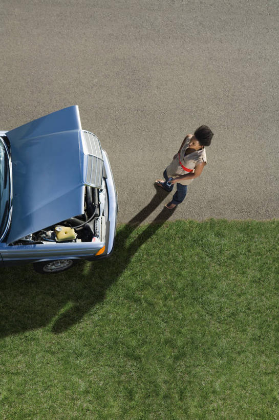 西方人,一个人,站,坐,打电话,竖图,俯视,室外,白天,草地,草坪,植物,汽车,电话,手机,欧洲,非洲,黑人,欧洲人,仅一个年轻女性,仅一个女性,仅一个人,一辆,阴影,服装,朦胧,模糊,光线,影子,注视,休闲装,通讯设备,车,草,一个,拍照,衣服,蓝色,绿色,交通工具,轿车,观察,看,站着,休闲,休闲服,摄影,服饰,单个,观看,察看,关注,载具,故障,交流,年轻女性,女人,女性,非洲人,沟通,通话,站立,坐着,彩图,高角度拍摄,全身,照相