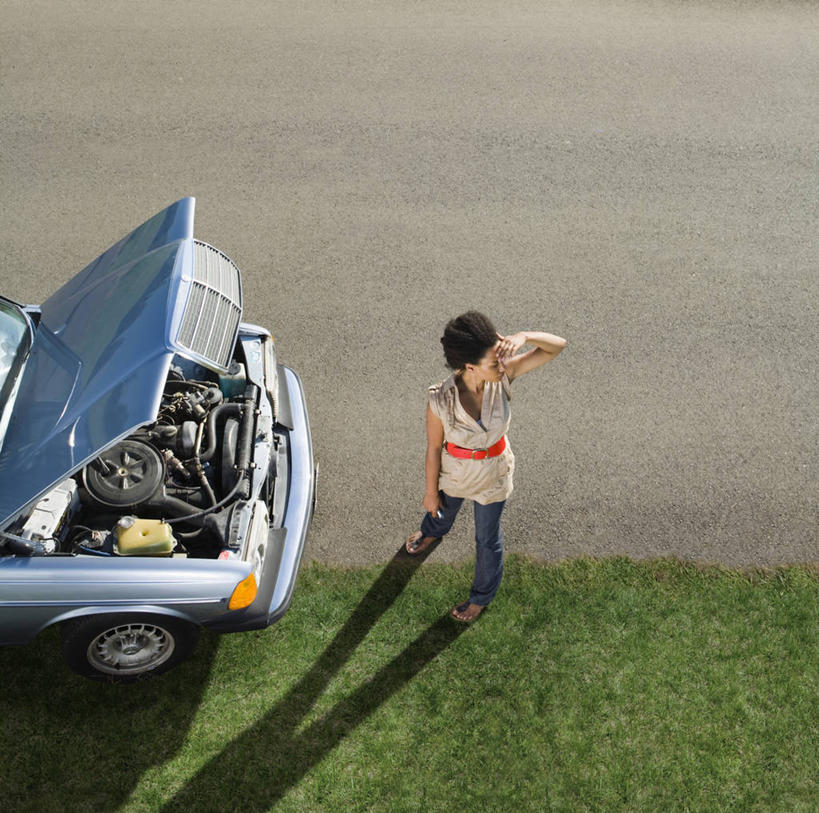 西方人,一个人,站,坐,横图,俯视,航拍,室外,白天,草地,草坪,植物,汽车,欧洲,非洲,黑人,欧洲人,仅一个年轻女性,仅一个女性,仅一个人,一辆,阴影,服装,朦胧,模糊,光线,影子,扭头,注视,休闲装,车,草,拍照,衣服,蓝色,绿色,交通工具,轿车,观察,看,站着,转头,休闲,休闲服,摄影,服饰,观看,察看,鸟瞰,关注,载具,故障,年轻女性,女人,女性,非洲人,站立,坐着,彩图,高角度拍摄,全身,照相