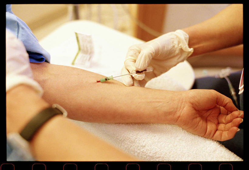 西方人,两个人,医生,病人,医院,坐,躺,横图,俯视,室内,白天,床,欧洲,欧洲人,握,服装,床单,拿,拿着,注视,休闲装,被子,衣服,手套,观察,看,医护人员,医疗人员,休闲,休闲服,橡胶,针管,针筒,握着,注射,服饰,单人床,观看,察看,医疗,医疗设备,注射器,被单,关注,抽血,橡胶手套,验血,橡胶制品,医疗机构,医用手套,卧着,男人,男性,中年男性,白种人,大夫,患者,就医者,躺着,卧,坐着,半身,彩图,高角度拍摄,病院,诊所