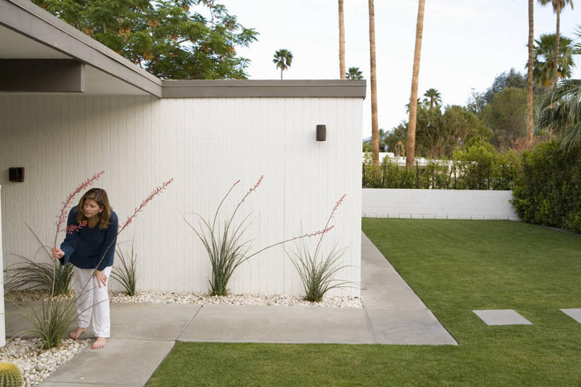 西方人,头发,一个人,家,横图,室外,白天,正面,草地,草坪,植物,棕榈树,叶子,欧洲,欧洲人,仅一个年轻女性,仅一个女性,仅一个人,弯腰,握,阴影,服装,光线,影子,房屋,屋子,绿叶,拿,拿着,注视,休闲装,楼房,住宅,草,树,树木,衣服,蓝色,绿色,蓝天,天空,自然,天,观察,看,休闲,休闲服,金色,嫩叶,握着,服饰,生长,晴朗,成长,观看,察看,赤足,关注,棕榈叶,万里无云,弯身,年轻女性,女人,女性,白种人,长发,叶,叶片,晴空,晴空万里,彩图,全身,房子