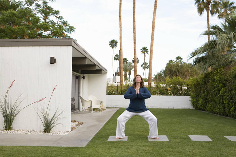 西方人,头发,一个人,家,横图,室外,白天,正面,锻炼,瑜伽,运动,草地,草坪,植物,棕榈树,叶子,欧洲,欧洲人,仅一个年轻女性,仅一个女性,仅一个人,阴影,服装,光线,影子,房屋,屋子,绿叶,祝福,休闲装,楼房,住宅,草,树,树木,虔诚,衣服,蓝色,绿色,蓝天,天空,自然,天,祈祷,双手合十,休闲,休闲服,金色,嫩叶,马步,养生,服饰,生长,晴朗,成长,赤足,感谢,棕榈叶,万里无云,合十礼,合掌礼,合十,莲华合掌,感恩,体育,年轻女性,女人,女性,白种人,长发,叶,叶片,晴空,晴空万里,抬头,仰头,彩图,全身,健身,房子