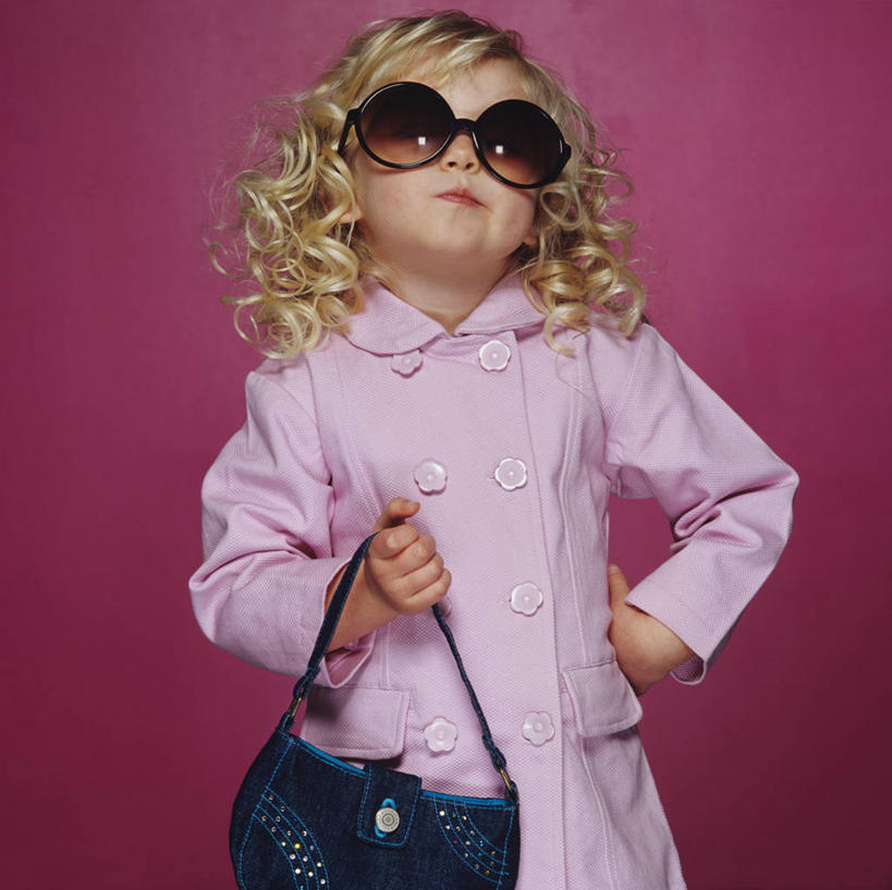 儿童,头发,一个人,模特,横图,室内,特写,白天,正面,仅一个女性,仅一个人,握,阴影,服装,光线,包,墨镜,书包,眼镜,影子,拿,拿着,注视,休闲装,手叉腰,小孩,衣服,粉色,背包,太阳镜,太阳眼镜,叉腰,观察,看,仅一个小孩,休闲,休闲服,金色,遮阳镜,握着,服饰,观看,童装,单肩包,察看,关注,女孩,女人,女性,孩子,卷发,模特儿,半身,彩图,影棚拍摄,女生