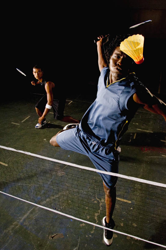 西方人,两个人,运动员,体育馆,运动场,蹲,跳,举,竖图,俯视,室内,白天,运动服,运动鞋,羽毛球,鞋子,羽毛,欧洲,非洲,黑人,欧洲人,弯腰,握,阴影,服装,朦胧,模糊,光线,影子,球网,球拍,羽毛球拍,羽毛球装备,半空,拿,拿着,注视,运动器械,体育场,衣服,黄色,蓝色,阳光,观察,看,托,健身器械,握着,服饰,观看,张开双腿,休闲鞋,察看,衣着,穿着,关注,健身器材,弯身,运动馆,羽毛球球拍,羽毛球球网,羽毛球网,衣饰,展开双腿,羽毛球运动,男人,男性,年轻男性,非洲人,体育运动员,运动选手,蹲着,举起,举手,举着,抬头,跳跃,向上举,向上伸,向上托,仰头,彩图,高角度拍摄,全身,运动器材,伸展双腿,运动装