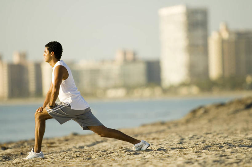 西方人,头发,一个人,高楼大厦,横图,室外,白天,侧面,运动服,锻炼,度假,运动,海浪,海洋,美景,沙滩,城市风光,城市,大厦,建筑,摩天大楼,欧洲,非洲,黑人,欧洲人,仅一个男性,仅一个人,弯腰,阴影,短裤,服装,光线,沙子,影子,海岸,景观,浪花,沙地,娱乐,建设,仅一个年轻男性,衣服,白色,黑色,海水,享受,休闲,景色,放松,马步,服饰,衣着,穿着,海景,弯身,衣饰,体育,男人,男性,年轻男性,非洲人,大海,风浪,海,海水的波动,海滩,近岸浪,涌浪,彩图,全身,健身,大楼,高层建筑,高楼,摩天楼,短发,运动装