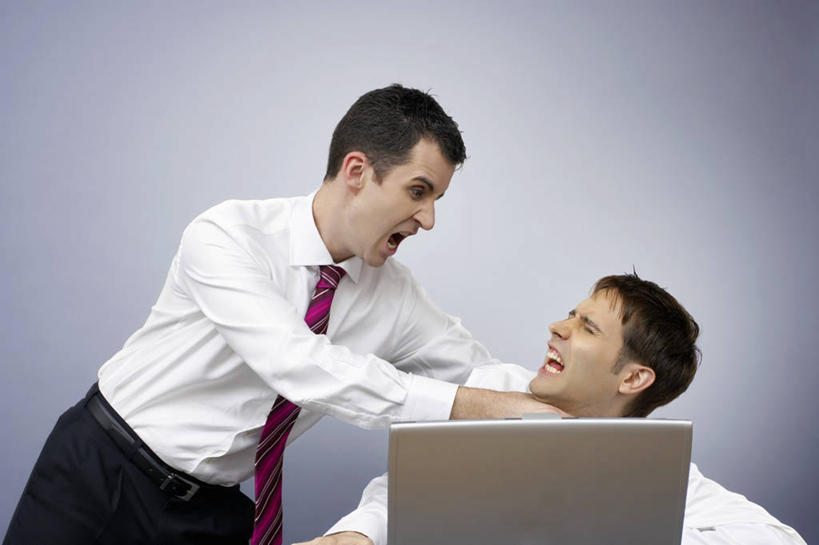 西方人,两个人,商务人士,商务男性,站,坐,横图,室内,白天,正面,衬衫,电脑,笔记本电脑,欧洲,欧洲人,灰色背景,套装,生气,网络,注视,通讯设备,观察,看,站着,张嘴,愤怒,摄影,影棚,观看,恼怒,打架,察看,无线,愤慨,怒气,气愤,吵架,发怒,关注,怒火,打斗,通信设备,商务装,无线网络,情绪,脾气,张大嘴巴,无线上网,便携式电脑,工薪阶层,忿怒,怨恨,强烈,打骂,气忿,愤恨,肝火,激动,手提电脑,男人,男性,中年男性,白种人,白领,上班族,张开嘴,站立,坐着,半身,彩图,影棚拍摄,衬衣,拍摄