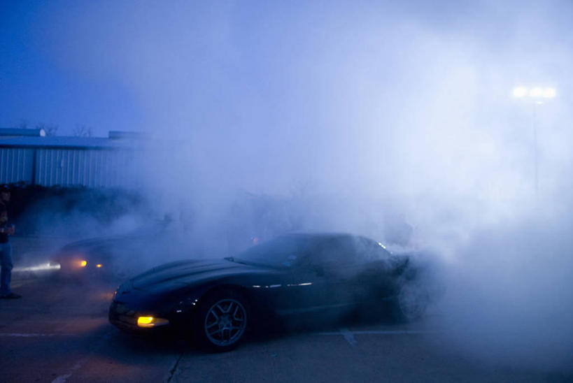 无人,横图,室外,夜晚,正面,雾,汽车,照明,阴影,朦胧,模糊,光线,影子,灯光,车,灯,灯具,交通工具,轿车,照亮,迷雾,照明设备,载具,前照灯,前大灯,车前灯,大雾,彩图