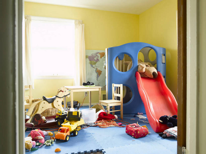 无人,横图,室内,白天,正面,游戏,窗户,桌子,玩具,椅子,阴影,光线,影子,办公桌,木椅,墙,凌乱,玩,娱乐,运动器械,玻璃窗,墙壁,墙面,休闲,滑滑梯,滑梯,益智,活动,混乱,发泄,消遣,智力,宣泄,纷乱,缭乱,庞杂,玩耍,嬉戏,彩图