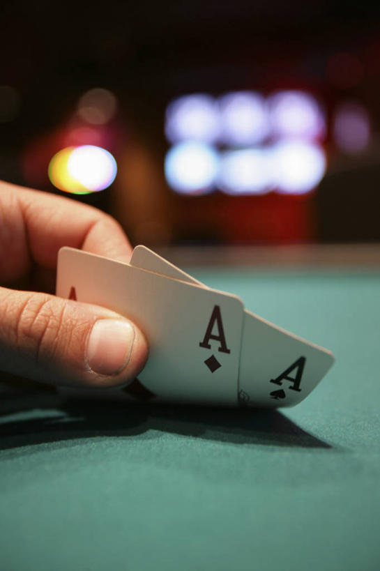 西方人,手,指甲,一个人,竖图,室内,特写,白天,正面,游戏,赌博,贪欲,竞争,桌面,桌子,纸牌,玩具,扑克,欧洲,欧洲人,仅一个男性,仅一个人,仅一个中年男性,握,阴影,光线,木制,影子,灯光,拿,玩,拿着,娱乐,刺激,木制品,休闲,手部,手指,握着,赌场,活动,单手,发泄,消遣,智力,赌具,博彩,棋牌室,投机,侥幸,欲望,宣泄,男人,男性,中年男性,白种人,手指甲,玩耍,嬉戏,半身,彩图,胜负,输赢,娱乐场