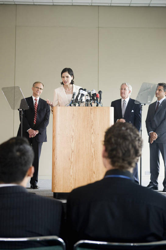 西方人,伙伴,朋友,商务人士,记者,商务男性,商务女性,站,坐,握手,竖图,室内,白天,正面,衬衫,西装,友谊,合作,团队,项链,椅子,欧洲,欧洲人,套装,正装,领带,许多人,注视,职业装,装饰品,话筒,讲台,饰品,首饰,观察,看,演讲,站着,一群人,战略,观看,察看,麦克风,关注,扩音器,商务装,传声器,工薪阶层,采访,联合,合谋,微音器,配合,协作,男人,男性,女人,女性,中年男性,中年女性,白种人,白领,上班族,新闻工作者,新闻记者,搀手,拉手,手搀手,手拉手,手牵手,手握手,站立,坐着,彩图,全身,衬衣,演说家