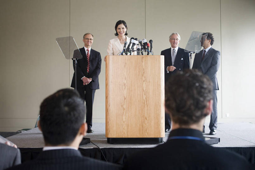 西方人,伙伴,朋友,商务人士,记者,商务男性,商务女性,站,坐,握手,横图,室内,白天,正面,衬衫,西装,友谊,合作,团队,项链,椅子,欧洲,欧洲人,套装,正装,领带,许多人,注视,职业装,装饰品,话筒,讲台,饰品,首饰,观察,看,演讲,站着,一群人,战略,观看,察看,麦克风,关注,扩音器,商务装,传声器,工薪阶层,采访,联合,合谋,微音器,配合,协作,男人,男性,女人,女性,中年男性,中年女性,白种人,白领,上班族,新闻工作者,新闻记者,搀手,拉手,手搀手,手拉手,手牵手,手握手,站立,坐着,彩图,全身,衬衣,演说家