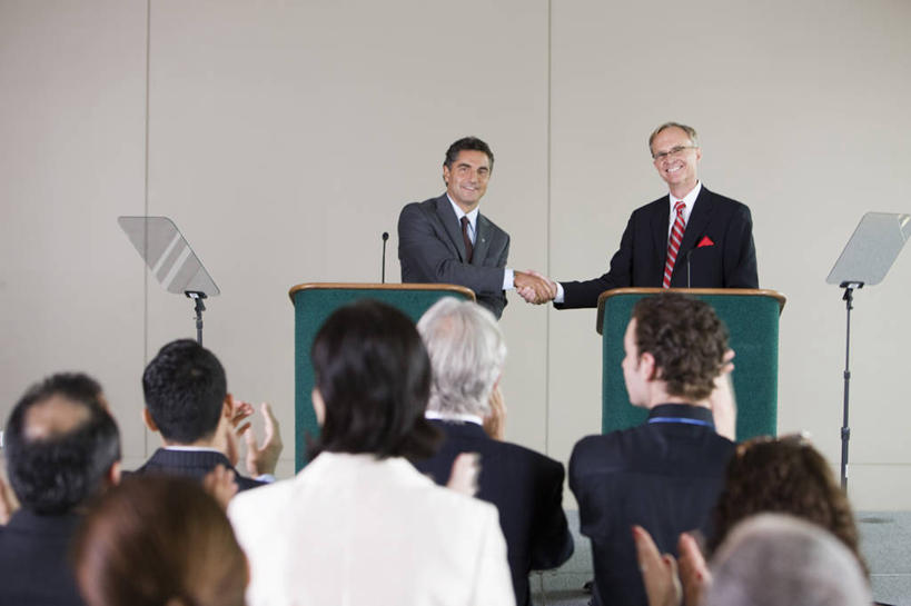 西方人,伙伴,朋友,商务人士,记者,商务男性,站,握手,笑,鼓掌,微笑,露齿笑,横图,室内,白天,正面,衬衫,西装,友谊,合作,团队,欧洲,欧洲人,套装,正装,眼镜,领带,许多人,注视,职业装,话筒,讲台,观察,看,演讲,站着,一群人,战略,观看,察看,麦克风,关注,扩音器,商务装,近视眼镜,传声器,工薪阶层,采访,联合,合谋,微音器,配合,协作,男人,男性,女人,女性,中年男性,中年女性,白种人,白领,上班族,新闻工作者,新闻记者,搀手,拉手,拍手,手搀手,手拉手,手牵手,手握手,站立,半身,彩图,衬衣,演说家