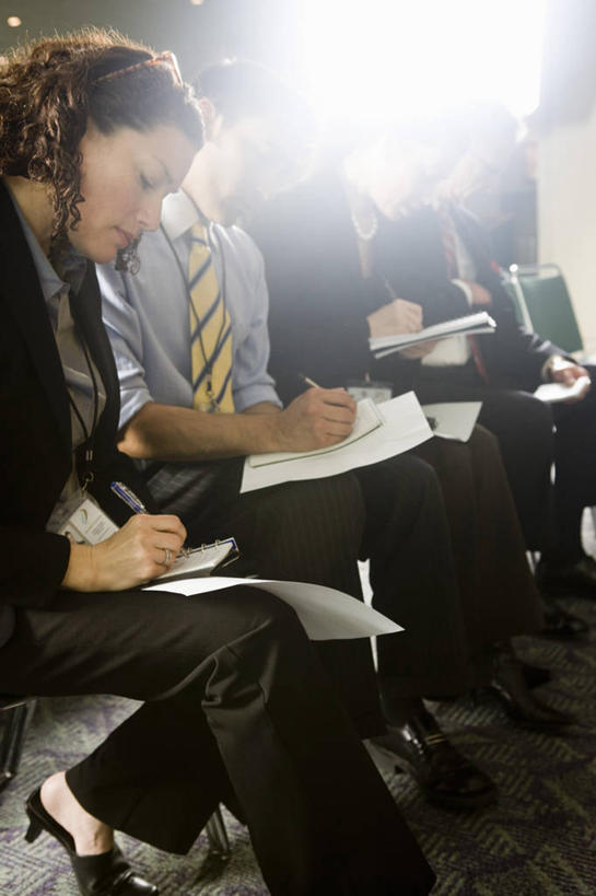 西方人,四个人,记者,坐,竖图,室内,白天,侧面,高跟鞋,衬衫,西装,时尚,鞋子,椅子,欧洲,欧洲人,一排,握,写,阴影,套装,正装,整齐,光线,笔,材料,档案,文件,影子,纸,办公用品,领带,背光,拿,拿着,注视,职业装,水笔,文具,排列,手稿,学习用品,资料,观察,看,握着,观看,文具用品,证明,察看,队列,关注,时髦,文档,逆光,采访,时兴,男人,男性,女人,女性,中年男性,中年女性,白种人,新闻工作者,新闻记者,坐着,彩图,全身,衬衣