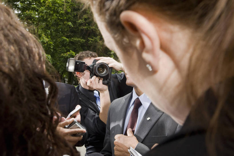 西方人,伙伴,朋友,商务人士,记者,商务男性,站,横图,室外,特写,白天,衬衫,友谊,合作,团队,植物,相机,欧洲,欧洲人,五个人,握,套装,许多人,拿,拿着,注视,树,树木,拍照,背面,绿色,自然,耳环,数码相机,观察,看,站着,一群人,单反,战略,握着,摄影,生长,成长,观看,单反相机,察看,关注,商务装,政治,工薪阶层,采访,竞选,联合,合谋,耳饰,记者会,记者招待会,配合,协作,男人,男性,女人,女性,中年男性,中年女性,白种人,白领,上班族,新闻工作者,新闻记者,照相机,站立,半身,彩图,衬衣,照相