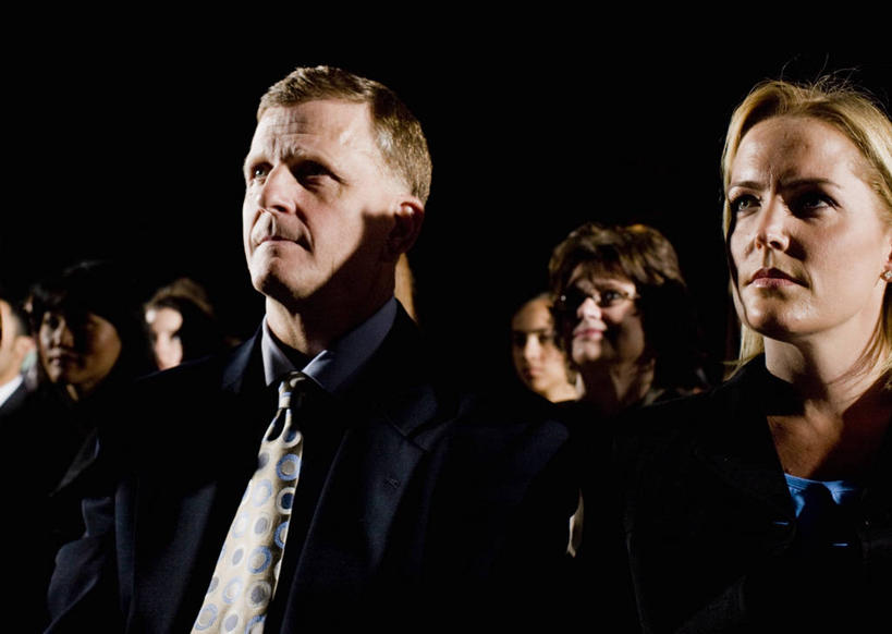 西方人,伙伴,朋友,商务人士,商务男性,商务女性,坐,横图,室内,白天,正面,衬衫,友谊,合作,团队,照明,欧洲,欧洲人,一排,阴影,套装,整齐,并列,并排,光线,影子,灯光,许多人,注视,灯,排列,灯具,观察,看,一群人,战略,观看,聚光灯,照亮,察看,照明设备,队列,关注,商务装,政治,平行,工薪阶层,竞选,联合,合谋,记者会,记者招待会,配合,协作,男人,男性,女人,女性,中年男性,中年女性,白种人,白领,上班族,坐着,半身,彩图,衬衣