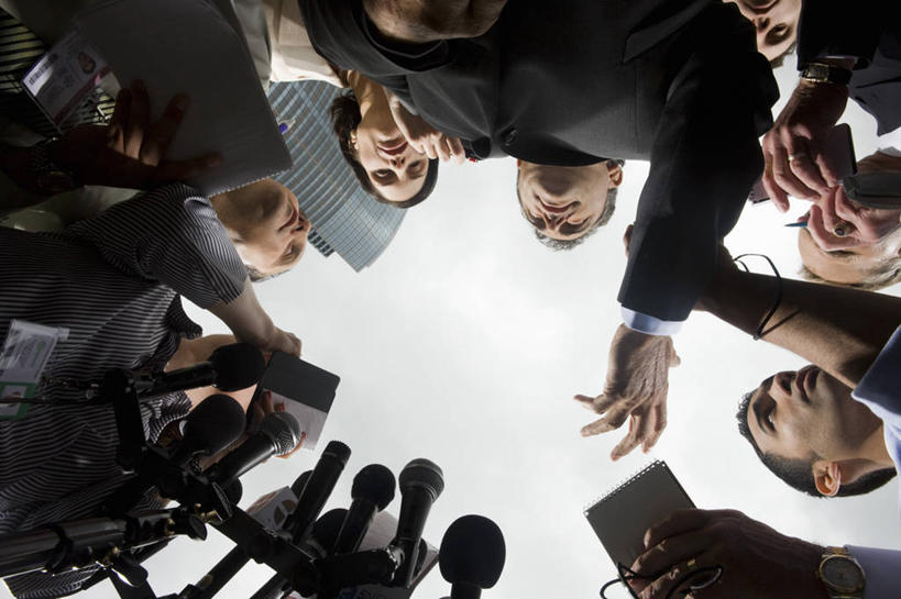 西方人,商务人士,记者,商务男性,商务女性,站,说,横图,室外,白天,仰视,衬衫,西装,讨论,欧洲,欧洲人,阴影,套装,正装,光线,影子,领带,许多人,注视,职业装,蓝色,蓝天,天空,阳光,话筒,天,观察,记录,看,演讲,站着,一群人,晴朗,观看,察看,麦克风,录音笔,关注,扩音器,政治,传声器,工薪阶层,采访,竞选,记载,万里无云,微音器,记实,纪录,记者会,记者招待会,交流,男人,男性,女人,女性,中年男性,中年女性,白种人,白领,上班族,新闻工作者,新闻记者,晴空,晴空万里,沟通,讲话,交谈,商讨,说话,谈话,站立,半身,彩图,低角度拍摄,衬衣,演说家