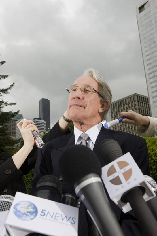 西方人,商务人士,记者,商务男性,高楼大厦,站,举,笑,微笑,露齿笑,竖图,室外,白天,正面,衬衫,西装,植物,大厦,建筑,摩天大楼,欧洲,欧洲人,握,阴影,套装,正装,光线,英文,标志,数字,文字,眼镜,影子,字符,字母,墙,云,云朵,领带,许多人,拿,云彩,拿着,注视,职业装,标识,墙壁,墙面,树,树木,蓝色,绿色,白云,蓝天,天空,阳光,自然,话筒,楼宇,天,观察,看,托,演讲,站着,一群人,握着,阿拉伯数字,生长,晴朗,成长,观看,英文字母,察看,麦克风,录音笔,关注,扩音器,政治,近视眼镜,传声器,工薪阶层,采访,竞选,微音器,记者会,记者招待会,男人,男性,女人,女性,中年男性,中年女性,白种人,白领,上班族,新闻工作者,新闻记者,晴空,举起,举手,举着,抬头,向上举,向上伸,向上托,仰头,站立,半身,彩图,衬衣,大楼,高层建筑,高楼,摩天楼,演说家