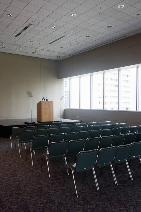 无人,办公室,竖图,室内,白天,正面,窗户,桌面,桌子,椅子,照明,一排,许多,整齐,并列,并排,木制,墙,灯光,很多,顶灯,玻璃窗,墙壁,墙面,灯,排列,话筒,会议椅,木制品,灯具,办公椅,照亮,麦克风,照明设备,队列,扩音器,平行,传声器,商务椅,培训椅,微音器,记者会,记者招待会,彩图