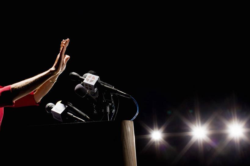 西方人,手,一个人,横图,室内,白天,仰视,照明,欧洲,欧洲人,双手,仅一个女性,仅一个人,一排,许多,服装,整齐,灯光,休闲装,灯,排列,三个,衣服,话筒,讲台,饰品,手链,灯具,伸,演讲,休闲,手部,休闲服,服饰,仅一个老年女性,聚光灯,照亮,麦克风,照明设备,队列,扩音器,政治,传声器,竞选,微音器,记者会,记者招待会,老年女性,女人,女性,白种人,半身,彩图,低角度拍摄,演说家