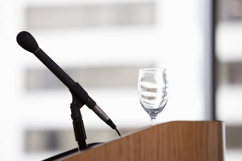 无人,横图,室内,特写,白天,仰视,窗户,桌面,桌子,静物,杯子,朦胧,模糊,木制,高脚杯,红酒杯,玻璃窗,玻璃制品,一个,话筒,酒杯,木制品,单个,麦克风,扩音器,传声器,微音器,记者会,记者招待会,玻璃杯,彩图,低角度拍摄