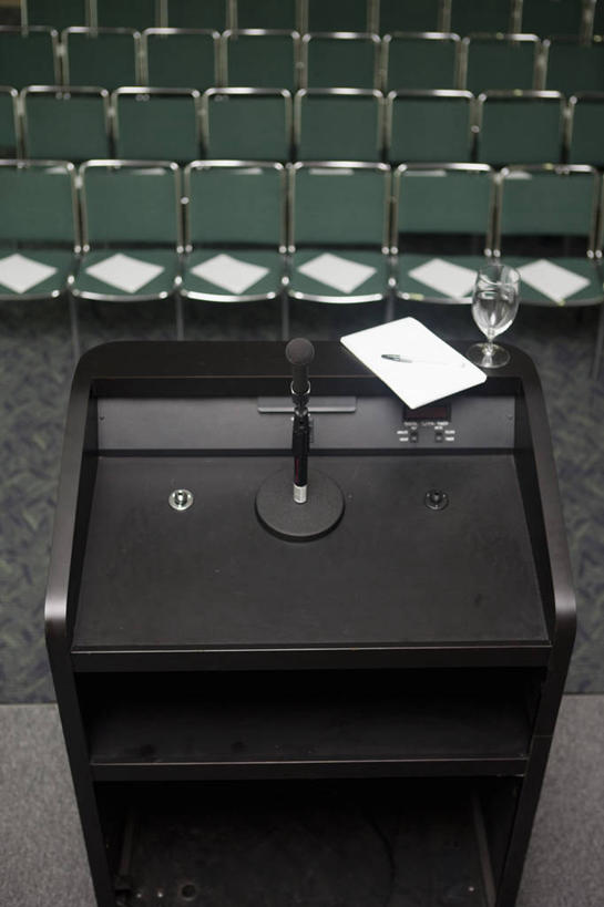 无人,竖图,俯视,室内,白天,静物,杯子,椅子,一排,许多,整齐,并列,并排,会议,笔,材料,档案,高脚杯,文件,纸,礼堂,办公用品,红酒杯,很多,水笔,玻璃制品,文具,排列,绿色,话筒,会议椅,酒杯,手稿,学习用品,资料,办公椅,文具用品,证明,麦克风,队列,扩音器,文档,集会,平行,传声器,商务椅,培训椅,微音器,会堂,记者会,记者招待会,玻璃杯,彩图,高角度拍摄