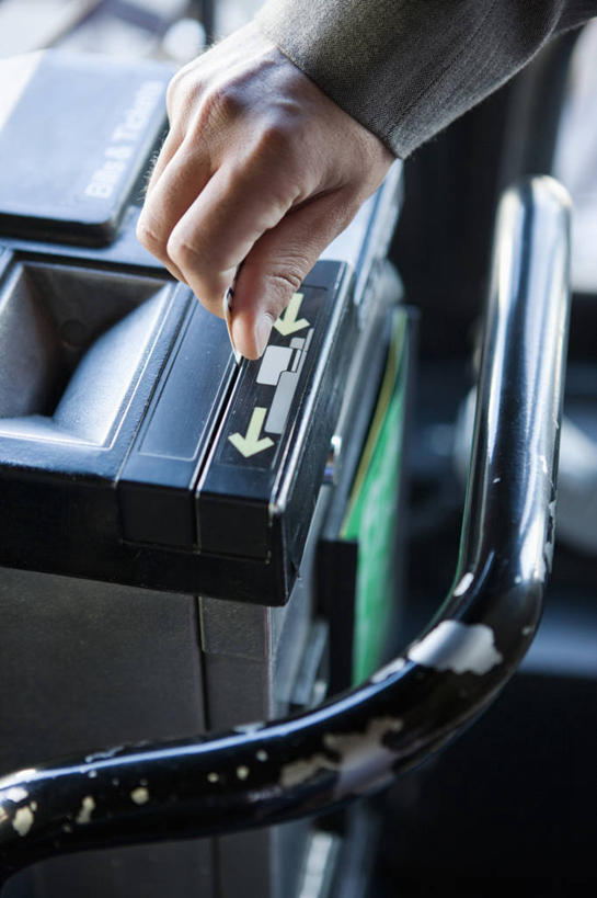 西方人,手,一个人,栏杆,竖图,俯视,室内,特写,白天,欧洲,欧洲人,仅一个男性,仅一个人,仅一个中年男性,滑,阴影,服装,朦胧,模糊,光线,影子,围栏,休闲装,方向,护栏,箭头,衣服,休闲,手部,休闲服,服饰,单手,指向,车票,簇,投币箱,男人,男性,中年男性,白种人,半身,彩图,高角度拍摄