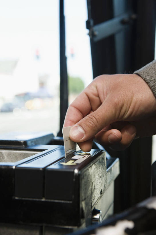 西方人,手,一个人,竖图,室内,特写,白天,正面,公共汽车,欧洲,欧洲人,仅一个男性,仅一个人,握,阴影,光线,影子,巴士,公交车,拿,拿着,车,仅一个年轻男性,交通工具,手部,握着,载具,车票,男人,男性,年轻男性,白种人,半身,彩图