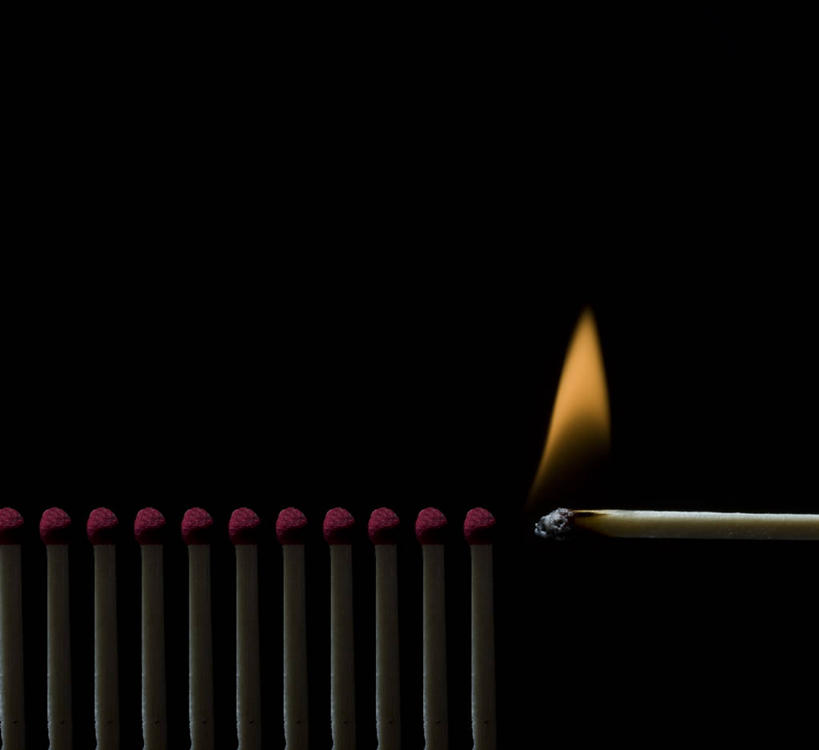 无人,横图,室内,白天,正面,游戏,热情,成功,运动,合作,团队,集体,信心,火,一排,许多,黑色背景,整齐,骨牌,火柴,火焰,很多,燃烧,玩,文化,娱乐,队伍,排列,休闲,多米诺骨牌,专注,摄影,影棚,拼搏,活动,创造力,高雅,洋火,成就,队列,多米诺,发泄,消遣,智力,牌九,合伙,坚持,自信心,品位,宣泄,耐力,体力,火柴梗,取火工具,连锁反应,想象力,意志力,执着,忍耐,玩耍,嬉戏,彩图,影棚拍摄,拍摄