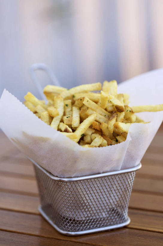 无人,竖图,俯视,室内,特写,白天,烹饪,西餐,餐桌,桌子,金属制品,一堆,许多,阴影,堆叠,堆积,光线,金属,滤器,影子,料理,食品,很多,薯条,菜肴,美食,食物,一个,快餐,西式,佳肴,单个,餐台,堆,西式快餐,垃圾食品,吸油纸,彩图,高角度拍摄