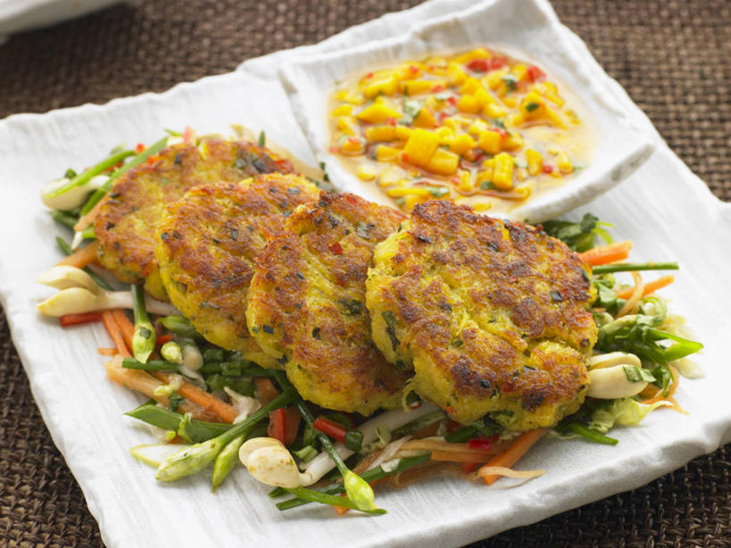 无人,横图,俯视,室内,特写,白天,餐桌,桌子,萝卜,胡萝卜,蔬菜,餐具,叶子,一排,阴影,新鲜,整齐,光线,碟子,盘,影子,调料,酱料,酱汁,肉,鱼肉,佐料,食品,绿叶,调味品,调味料,酱,肉类,食物,排列,一个,黄色,白色,盘子,碟,四个,嫩叶,有机食品,绿色食品,单个,餐台,队列,肉食,鱼饼,叶,叶片,红萝卜,甘荀,彩图,高角度拍摄