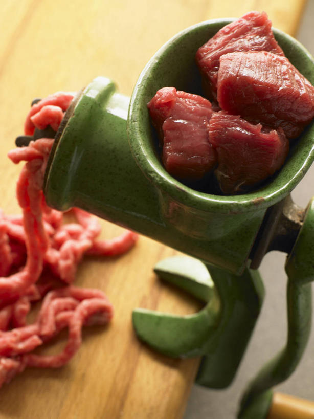 无人,竖图,俯视,室内,特写,白天,机器,餐桌,桌子,阴影,朦胧,模糊,光线,电器,影子,肉,牛肉,肉类,饮食,一个,红色,机械,单个,餐台,家电,肉食,绞肉机,彩图,高角度拍摄