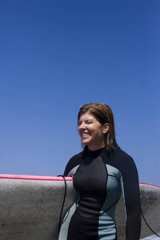 西方人,头发,一个人,抱,笑,微笑,露齿笑,竖图,室外,白天,正面,运动服,欧洲,欧洲人,仅一个女性,仅一个人,阴影,服装,光线,冲浪板,影子,运动器械,一个,衣服,蓝色,蓝天,天空,天,仅一个中年女性,金色,健身器械,紧身,服饰,晴朗,单个,抱着,搂着,衣着,穿着,健身器材,万里无云,衣饰,冲浪装备,女人,女性,中年女性,白种人,长发,晴空,晴空万里,怀抱,搂,搂抱,相抱,拥抱,半身,彩图,运动器材,运动装