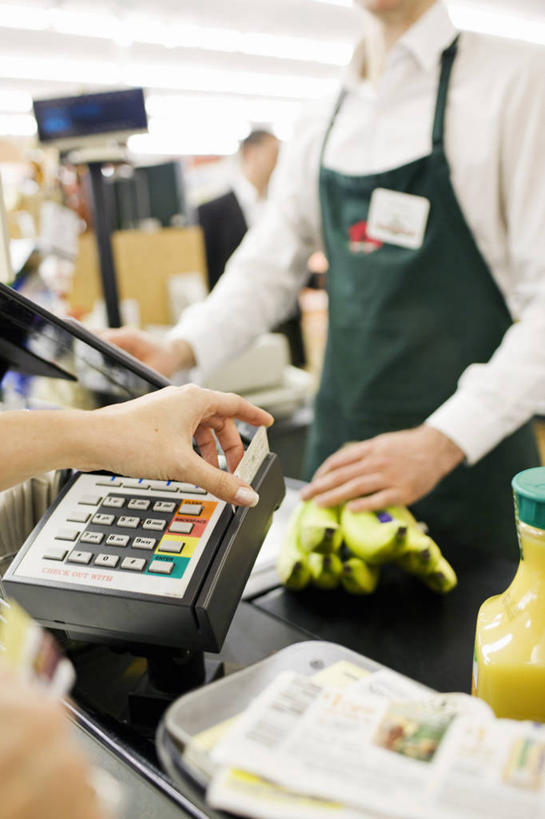 西方人,手,两个人,店员,竖图,室内,特写,白天,正面,工作服,信用卡,香蕉,水果,欧洲,欧洲人,一张,握,阴影,新鲜,光线,围裙,影子,生食,食品,果实,拿,拿着,食物,绿色,营业员,手部,卡,握着,pos机,储蓄卡,收银台,有机食品,绿色食品,收银,收银机,销售人员,银行卡,男人,男性,年轻男性,年轻女性,女人,女性,白种人,售货员,甘蕉,半身,彩图