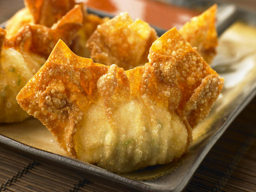 点心,馄饨,面食,无人,横图,俯视,室内,特写,白天,餐桌,桌子,餐具,阴影,朦胧,模糊,光线,碟子,盘,影子,油炸,料理,食品,面点,美食,食物,一个,盘子,碟,金色,中式,单个,餐台,扁肉,彩图,高角度拍摄