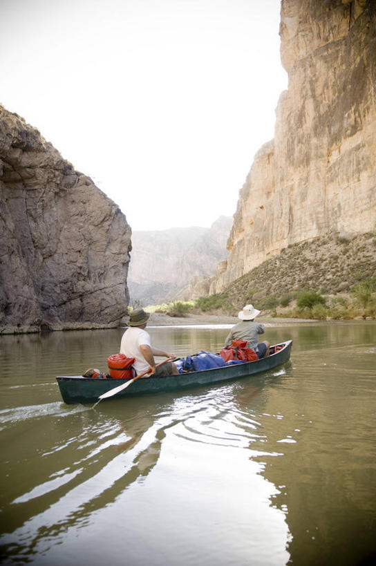 划船,西方人,两个人,竖图,室外,白天,正面,草地,草坪,石头,峡谷,植物,船,鸟,帽子,欧洲,欧洲人,一艘,阴影,服装,光线,木制,鹤,鸟类,船桨,石子,影子,木船,山谷,休闲装,草,树,树木,衣服,蓝色,绿色,蓝天,天空,自然,木制品,遮阳帽,交通工具,天,休闲,休闲服,服饰,生长,晴朗,成长,舟,岩层,载具,独木舟,万里无云,番薯鹤,灰鹤,独木船,荡舟,男人,男性,中年男性,白种人,石块,岩石,晴空,晴空万里,彩图,全身