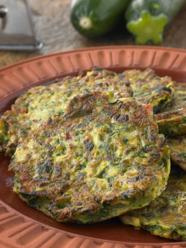 无人,竖图,俯视,室内,特写,白天,餐桌,桌子,蔬菜,餐具,一堆,许多,阴影,堆叠,堆积,朦胧,模糊,新鲜,光线,碟子,盘,影子,面饼,食品,西葫芦,很多,食物,一个,盘子,碟,白瓜,有机食品,绿色食品,单个,餐台,堆,茭瓜,彩图,高角度拍摄