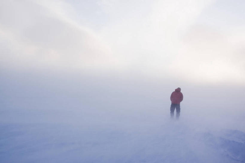 西方人,一个人,走,横图,室外,白天,正面,雪,雾,大雪,欧洲,欧洲人,仅一个男性,仅一个人,仅一个中年男性,阴影,服装,朦胧,模糊,光线,影子,积雪,雪景,冬季,冬天,休闲装,衣服,休闲,休闲服,寒冷,服饰,迷雾,厚重,严寒,男人,男性,中年男性,白种人,大雾,步行,散步,走路,彩图,全身