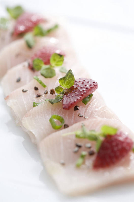 海鲜,无人,竖图,俯视,室内,白天,烹饪,西餐,桌面,桌子,草莓,浆果,餐具,水果,叶子,一排,阴影,朦胧,模糊,新鲜,整齐,装饰,光线,木制,鱼,碟子,盘,影子,肉,生食,鱼肉,料理,食品,果实,绿叶,鲔鱼,水产,金枪鱼,菜肴,美食,肉类,鱼类,海洋生物,食物,排列,一个,盘子,木制品,碟,嫩叶,西式,佳肴,有机食品,绿色食品,单个,华丽,修饰,点缀,吞拿鱼,队列,水生动物,海产品,水生物,肉食,海底动物,衬托,美观,雅致,雅观,叶,叶片,洋莓,水果皇后,红莓,地莓,彩图,高角度拍摄