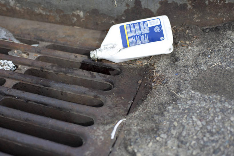 无人,栏杆,横图,俯视,室外,特写,白天,石头,废弃,阴影,朦胧,模糊,光线,英文,标志,石子,文字,影子,字符,字母,围栏,垃圾,地面,标识,护栏,阳光,瓶子,塑料制品,塑料瓶,排水沟,英文字母,石块,岩石,彩图,高角度拍摄