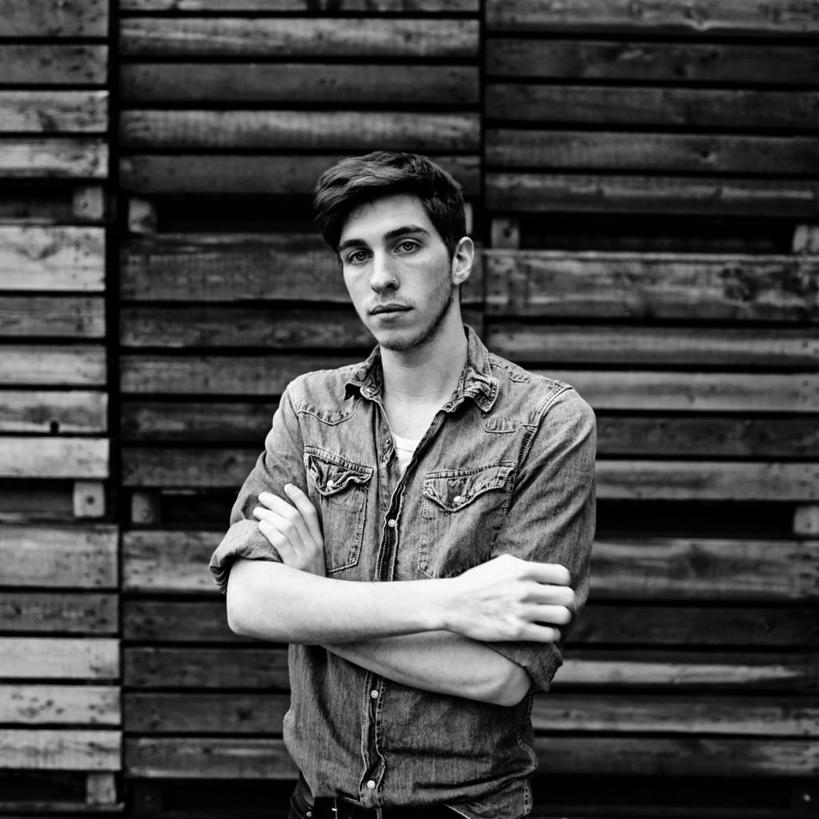 西方人,成年人,一个人,站,双手交叉,方图,黑白,室外,白天,正面,衬衫,美景,英国,欧洲,欧洲人,仅一个男性,仅一个人,堆叠,木制,景观,仅一个年轻男性,自然,景色,摄影,双手抱胸,自然风光,肖像,板条箱,男人,男性,年轻男性,白种人,年轻人,半身,英俊,美人