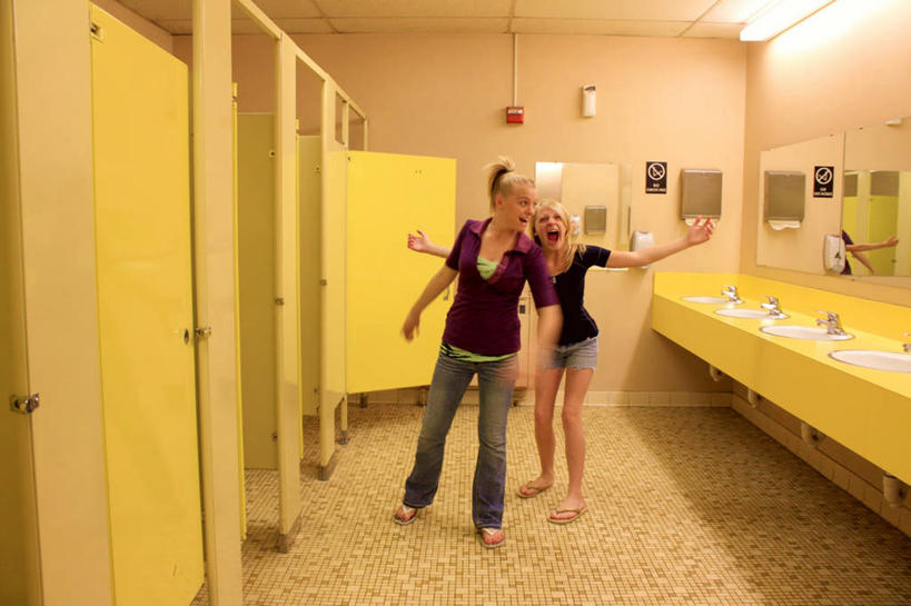 儿童,少年,一个人,两个人,笑,横图,室内,正面,纯洁,美国,仅一个年轻女性,仅一个女性,仅一个人,大喊,小孩,黄色,可爱,童年,童趣,摄影,砖地,幽默,青春期,公共厕所,童真,烂漫,无邪,犹他,奥格登,天真,年轻女性,女孩,女人,女性,孩子,彩图