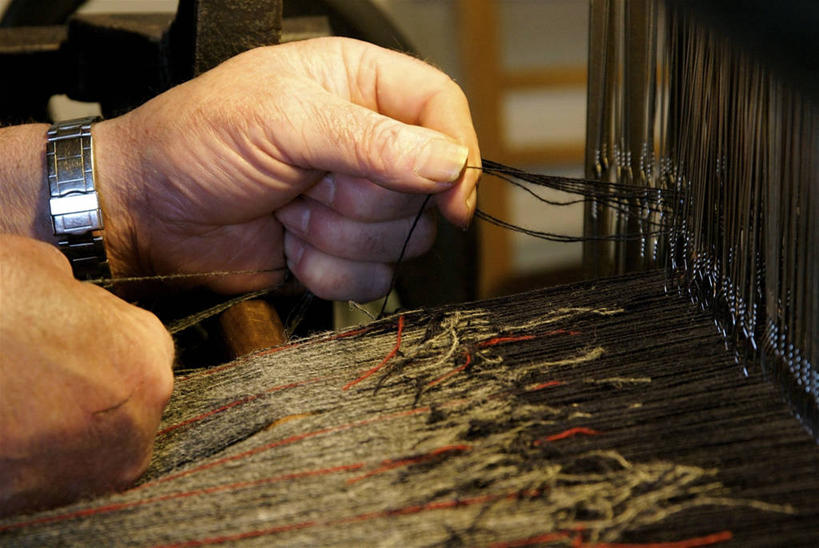 西方人,手,横图,室内,特写,白天,侧面,纺织品,英国,欧洲,欧洲人,一排,整齐,工作,线,拿着,纺织,排列,表,人体,摄影,部分,队列,英国文化,织机,白种人,彩图,传统文化,纺织工业