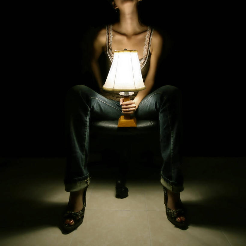 成年人,一个人,坐,方图,正面,高跟鞋,寂寞,神秘,椅子,仅一个年轻女性,仅一个女性,仅一个人,沮丧,拿着,牛仔裤,休闲装,灯,摄影,年轻女性,女人,女性,年轻人,彩图,影棚拍摄,独处,朝鲜族