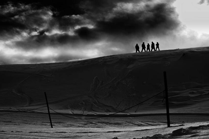 站,横图,黑白,室外,白天,山,雪,五个人,朦胧,模糊,地形,云,自然,摄影,滑雪板,瓦莱斯州